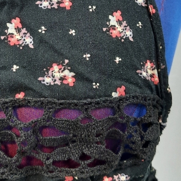 Free People Crop Top V-Back Crocheted Lace Cut Out Floral Size XS Women's - Picture 7 of 9